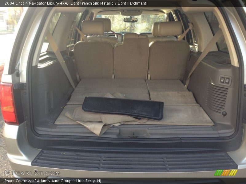Light French Silk Metallic / Light Parchment 2004 Lincoln Navigator Luxury 4x4