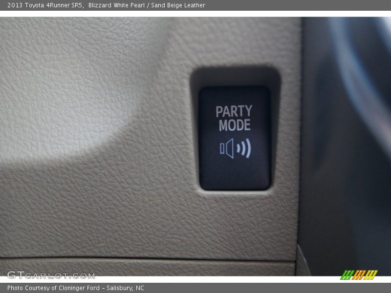 Blizzard White Pearl / Sand Beige Leather 2013 Toyota 4Runner SR5