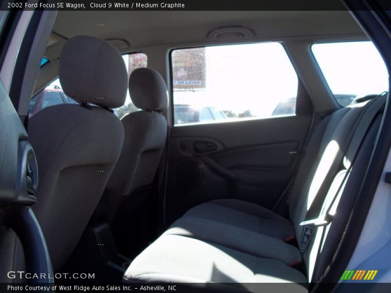 Cloud 9 White / Medium Graphite 2002 Ford Focus SE Wagon