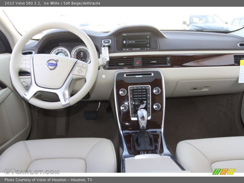 Dashboard of 2013 S80 3.2