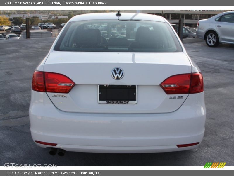 Candy White / Titan Black 2013 Volkswagen Jetta SE Sedan