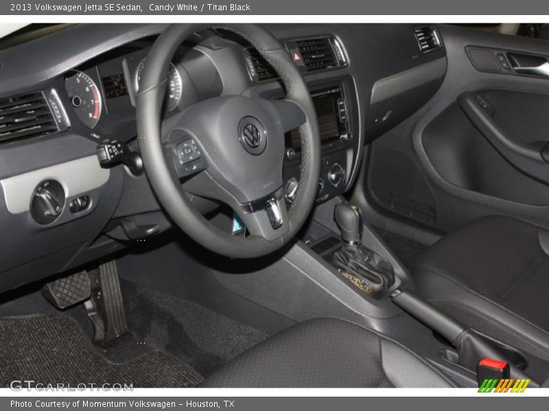 Candy White / Titan Black 2013 Volkswagen Jetta SE Sedan