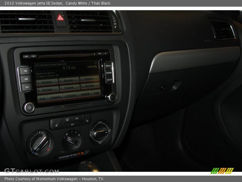 Candy White / Titan Black 2013 Volkswagen Jetta SE Sedan