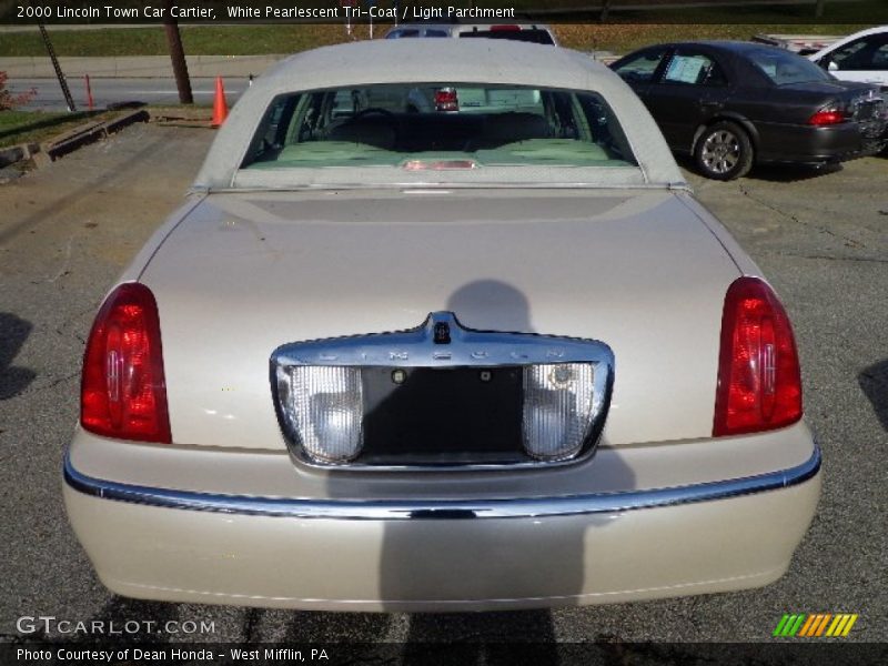 White Pearlescent Tri-Coat / Light Parchment 2000 Lincoln Town Car Cartier