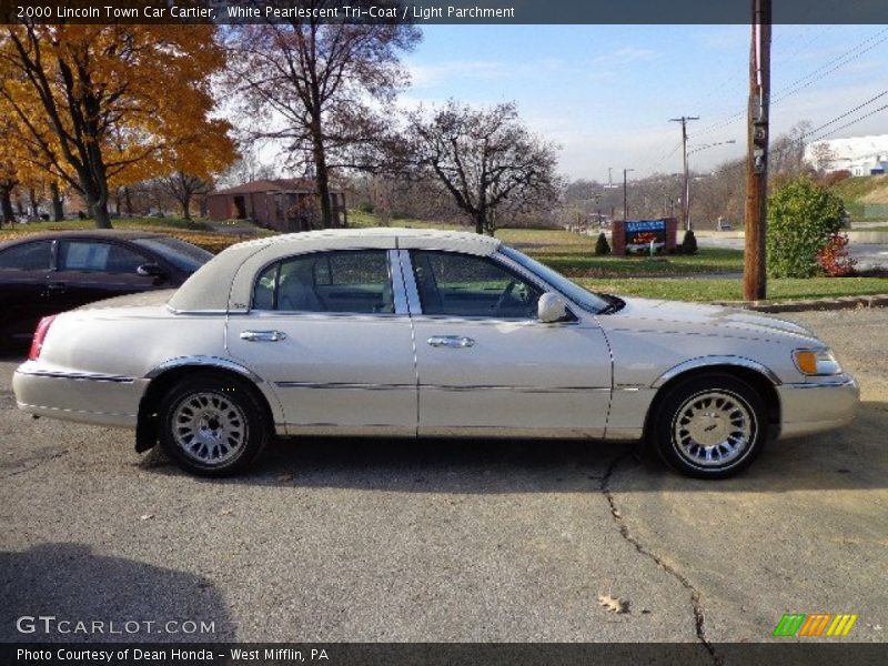 White Pearlescent Tri-Coat / Light Parchment 2000 Lincoln Town Car Cartier