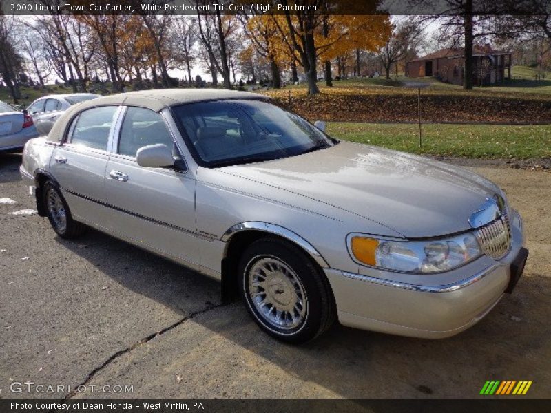White Pearlescent Tri-Coat / Light Parchment 2000 Lincoln Town Car Cartier
