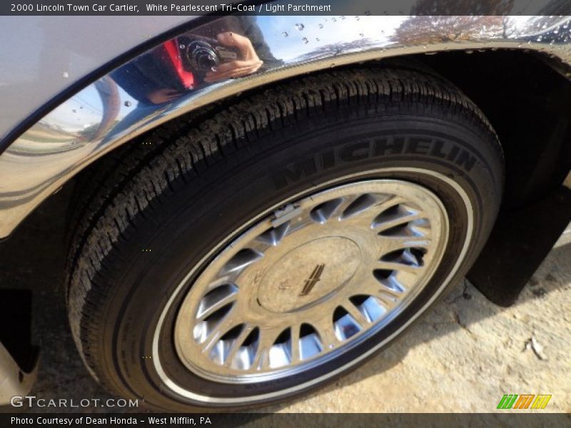 White Pearlescent Tri-Coat / Light Parchment 2000 Lincoln Town Car Cartier
