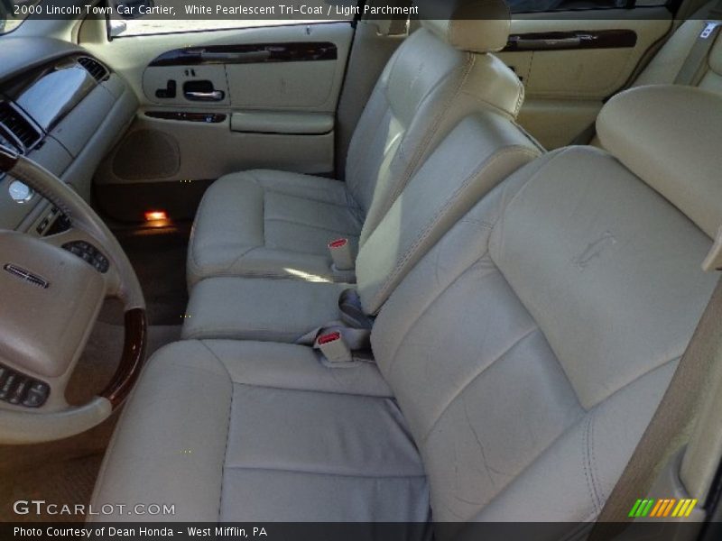 White Pearlescent Tri-Coat / Light Parchment 2000 Lincoln Town Car Cartier