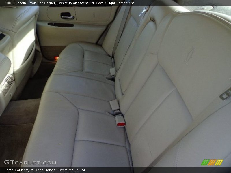 White Pearlescent Tri-Coat / Light Parchment 2000 Lincoln Town Car Cartier