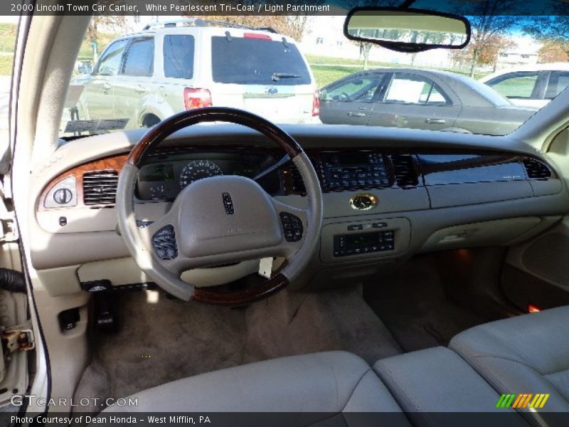 White Pearlescent Tri-Coat / Light Parchment 2000 Lincoln Town Car Cartier