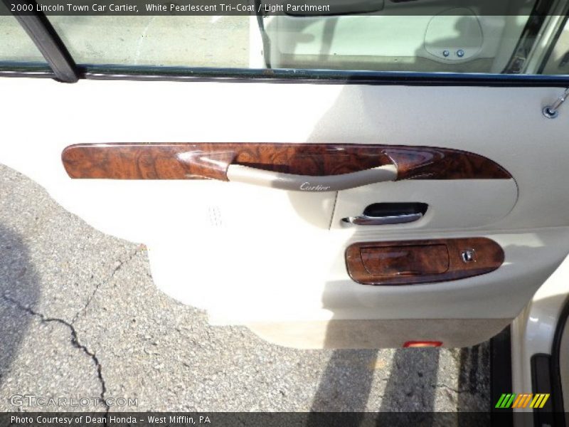 White Pearlescent Tri-Coat / Light Parchment 2000 Lincoln Town Car Cartier