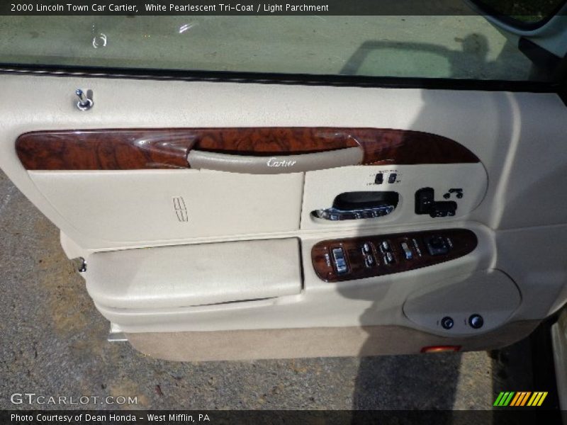 White Pearlescent Tri-Coat / Light Parchment 2000 Lincoln Town Car Cartier