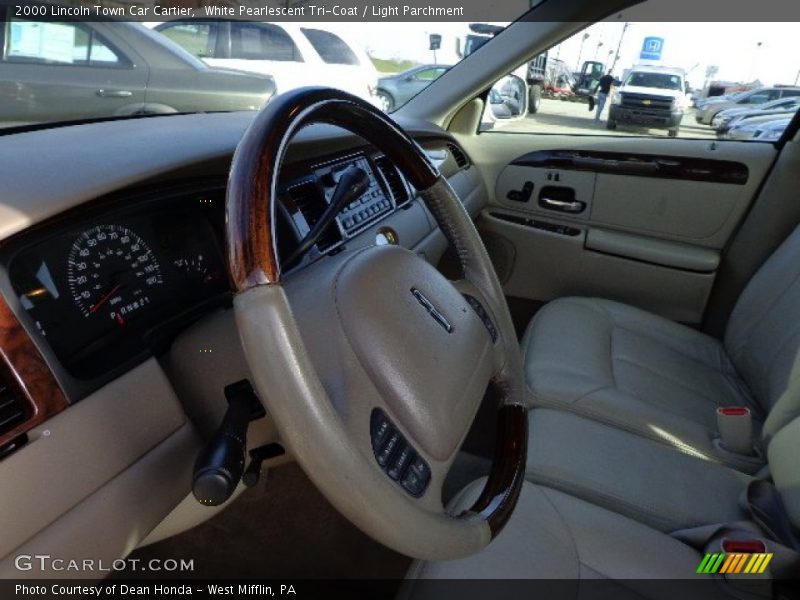 White Pearlescent Tri-Coat / Light Parchment 2000 Lincoln Town Car Cartier