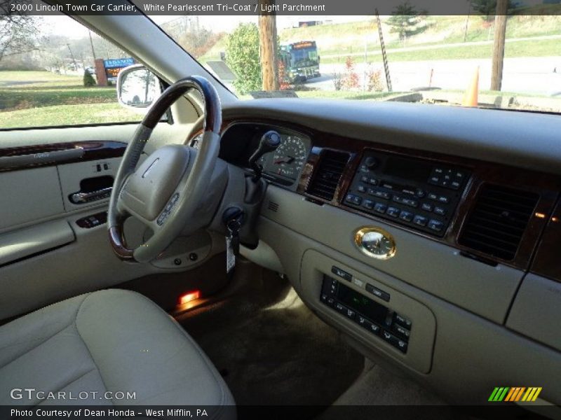 White Pearlescent Tri-Coat / Light Parchment 2000 Lincoln Town Car Cartier