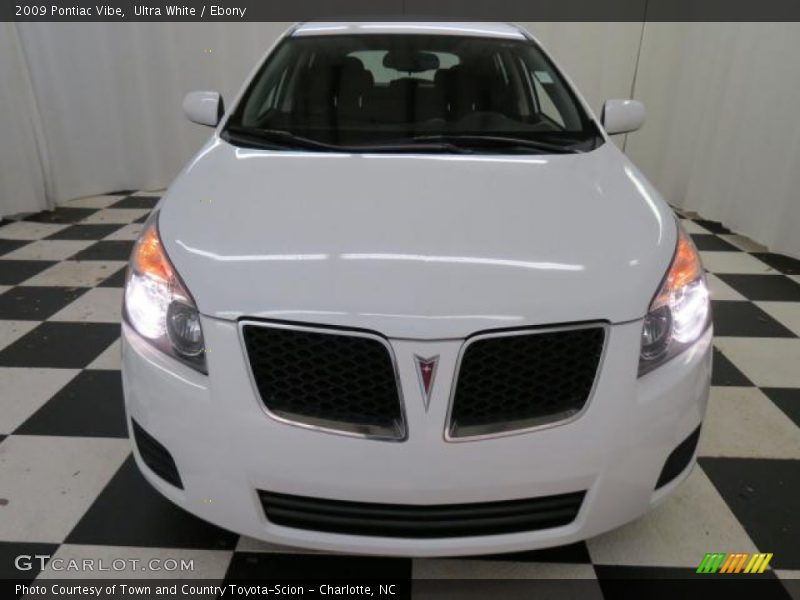 Ultra White / Ebony 2009 Pontiac Vibe