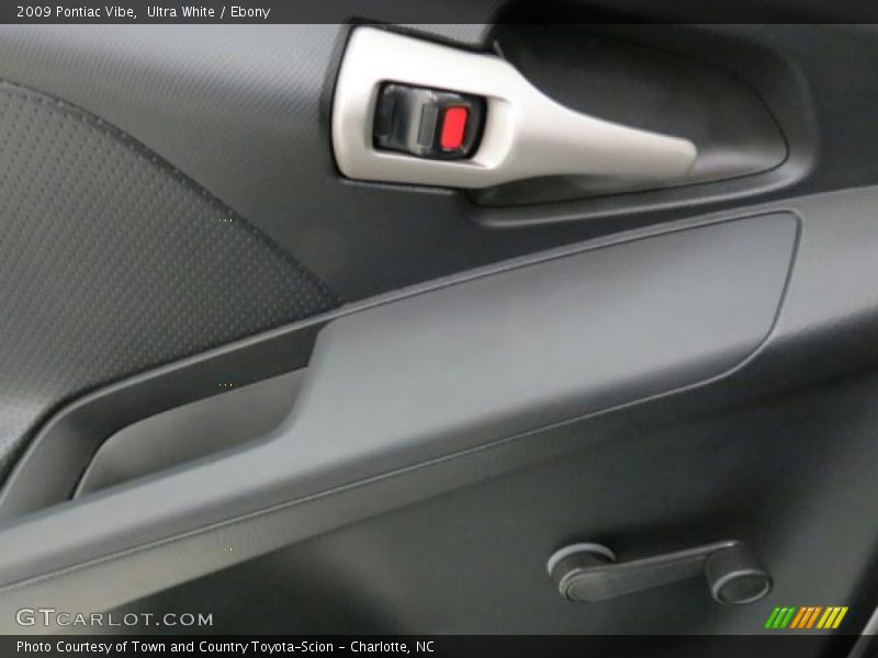 Ultra White / Ebony 2009 Pontiac Vibe