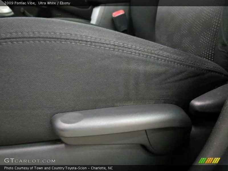Ultra White / Ebony 2009 Pontiac Vibe
