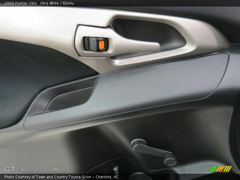 Ultra White / Ebony 2009 Pontiac Vibe