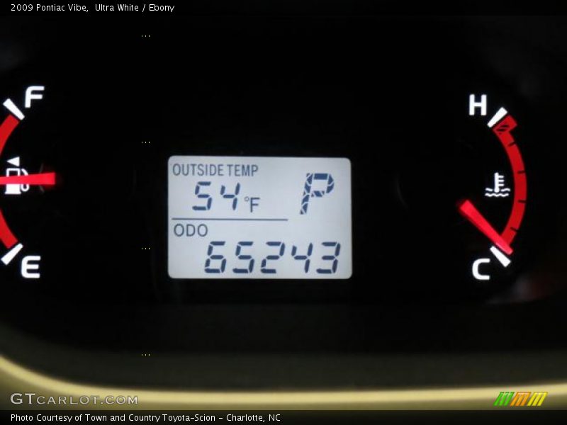 Ultra White / Ebony 2009 Pontiac Vibe