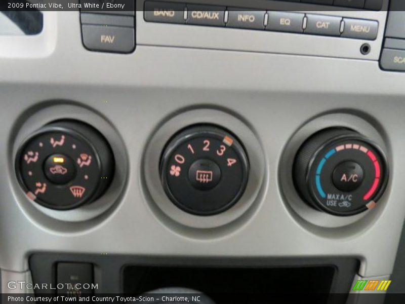 Ultra White / Ebony 2009 Pontiac Vibe