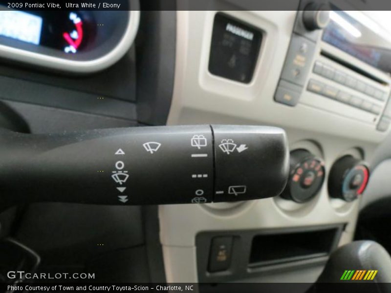 Ultra White / Ebony 2009 Pontiac Vibe