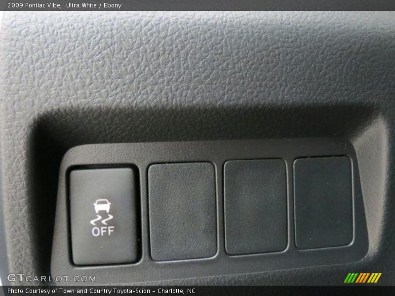 Ultra White / Ebony 2009 Pontiac Vibe