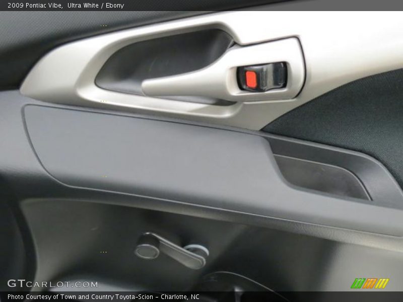 Ultra White / Ebony 2009 Pontiac Vibe