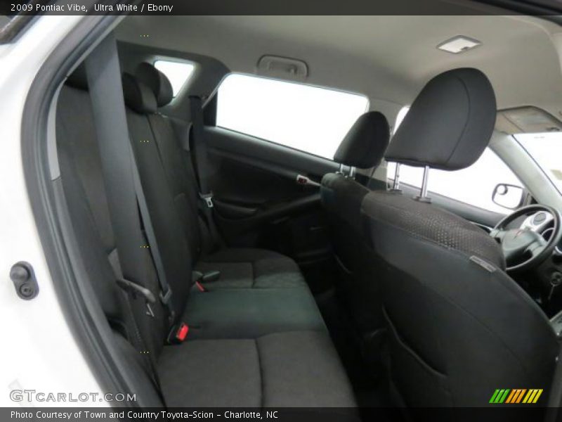 Ultra White / Ebony 2009 Pontiac Vibe