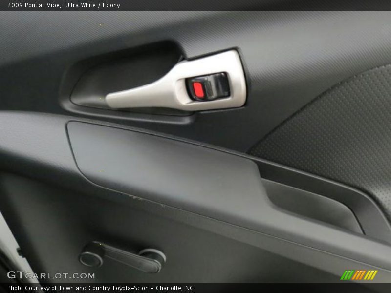 Ultra White / Ebony 2009 Pontiac Vibe
