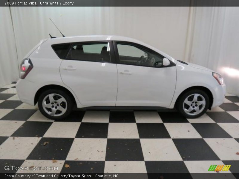 Ultra White / Ebony 2009 Pontiac Vibe