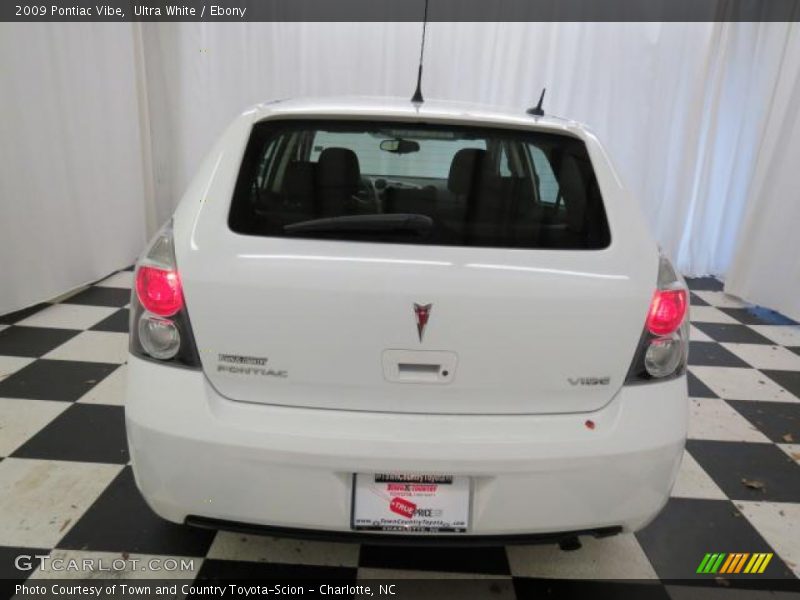 Ultra White / Ebony 2009 Pontiac Vibe
