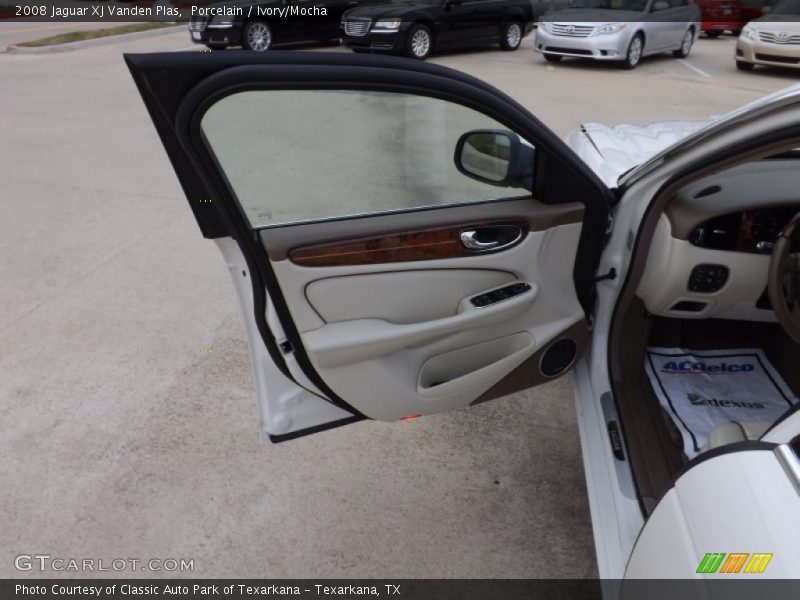 Porcelain / Ivory/Mocha 2008 Jaguar XJ Vanden Plas