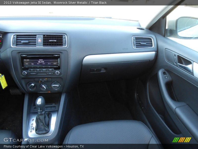 Moonrock Silver Metallic / Titan Black 2013 Volkswagen Jetta SE Sedan