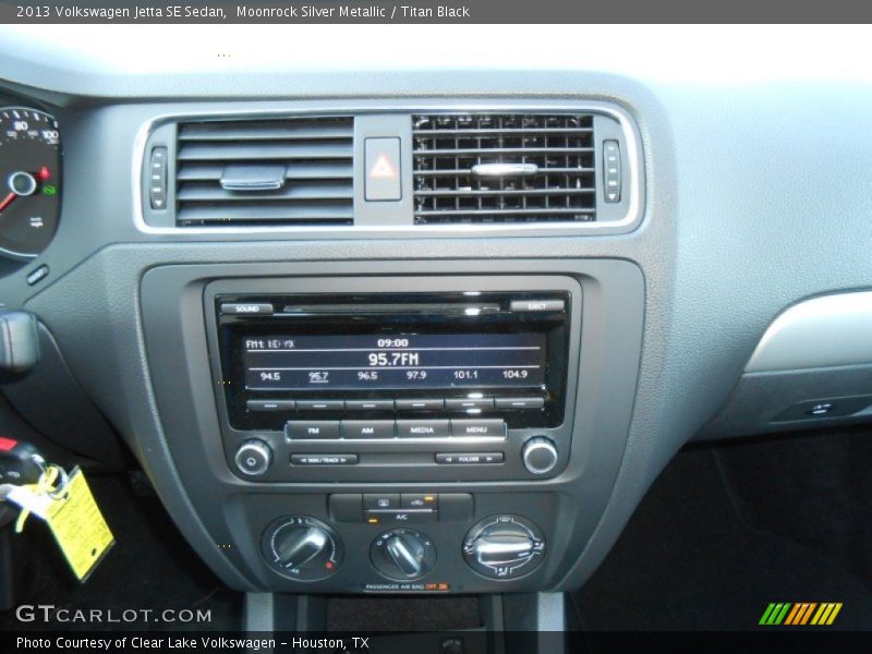 Moonrock Silver Metallic / Titan Black 2013 Volkswagen Jetta SE Sedan