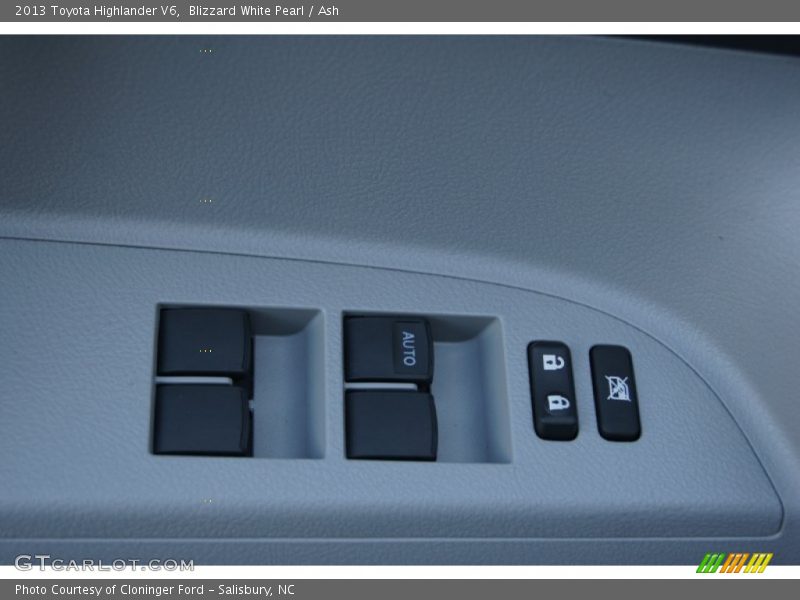 Blizzard White Pearl / Ash 2013 Toyota Highlander V6