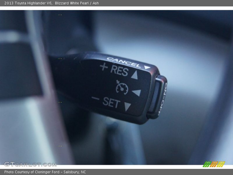 Blizzard White Pearl / Ash 2013 Toyota Highlander V6