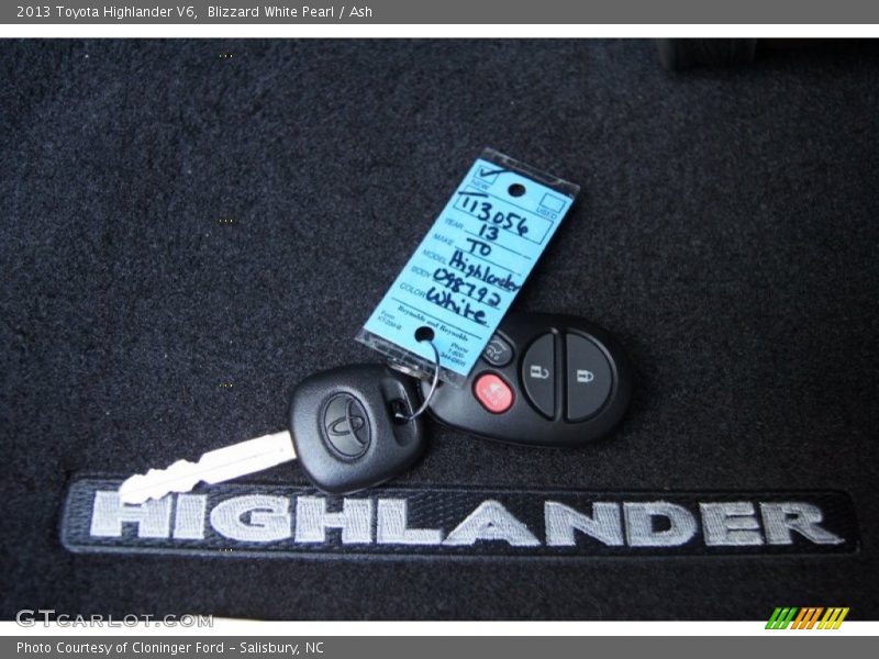 Blizzard White Pearl / Ash 2013 Toyota Highlander V6