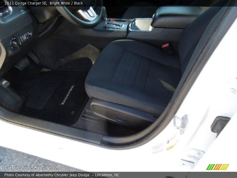 Bright White / Black 2011 Dodge Charger SE
