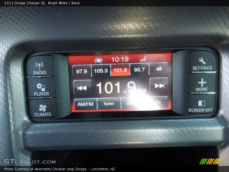 Bright White / Black 2011 Dodge Charger SE