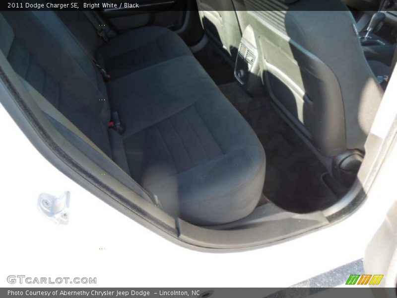 Bright White / Black 2011 Dodge Charger SE