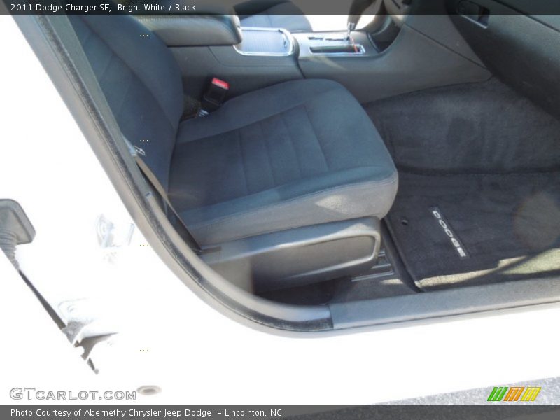 Bright White / Black 2011 Dodge Charger SE