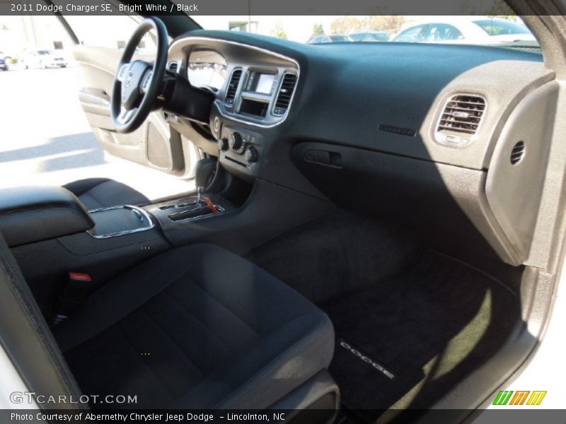 Bright White / Black 2011 Dodge Charger SE