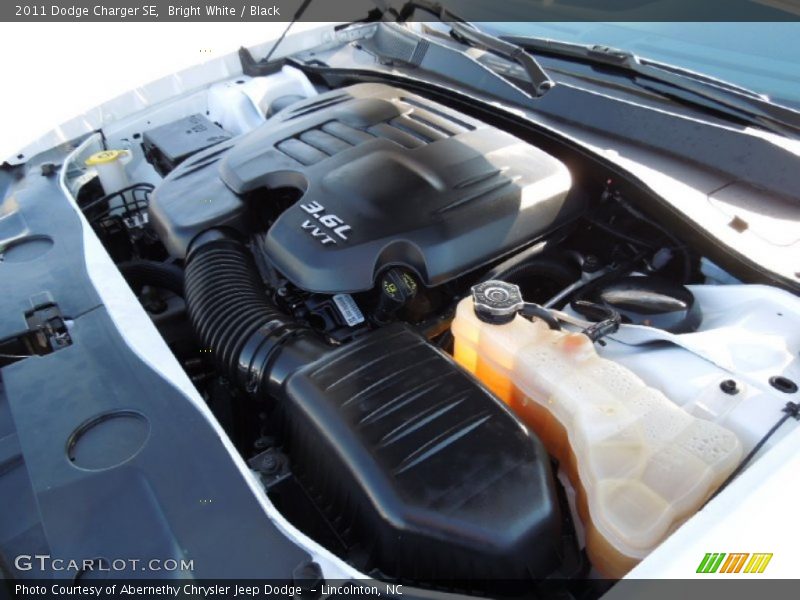 Bright White / Black 2011 Dodge Charger SE