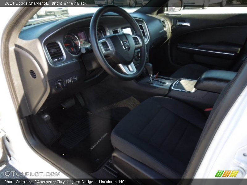 Bright White / Black 2011 Dodge Charger SE