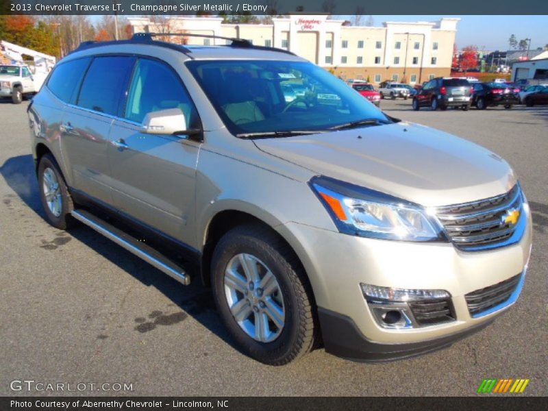 Front 3/4 View of 2013 Traverse LT