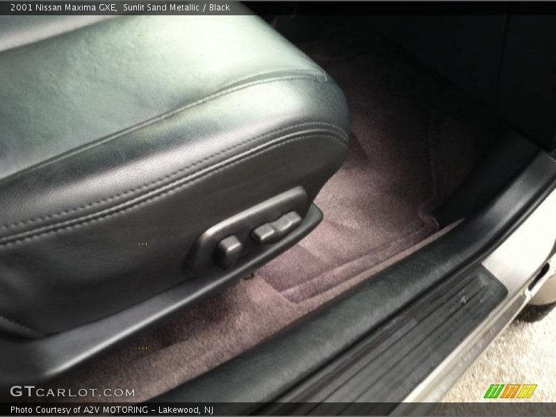 Sunlit Sand Metallic / Black 2001 Nissan Maxima GXE
