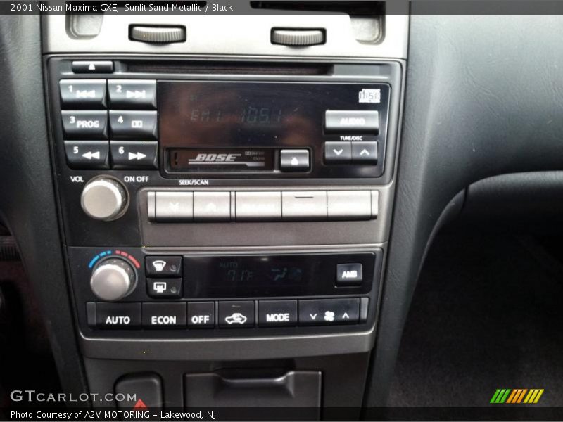 Sunlit Sand Metallic / Black 2001 Nissan Maxima GXE