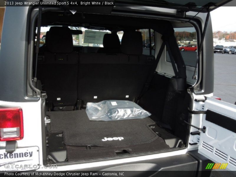 Bright White / Black 2013 Jeep Wrangler Unlimited Sport S 4x4