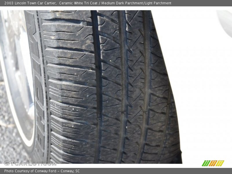 Ceramic White Tri Coat / Medium Dark Parchment/Light Parchment 2003 Lincoln Town Car Cartier