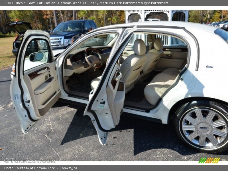 Ceramic White Tri Coat / Medium Dark Parchment/Light Parchment 2003 Lincoln Town Car Cartier